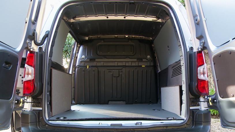 3438068 700 100kW 50kWh Professional Prem + Crew Van Auto