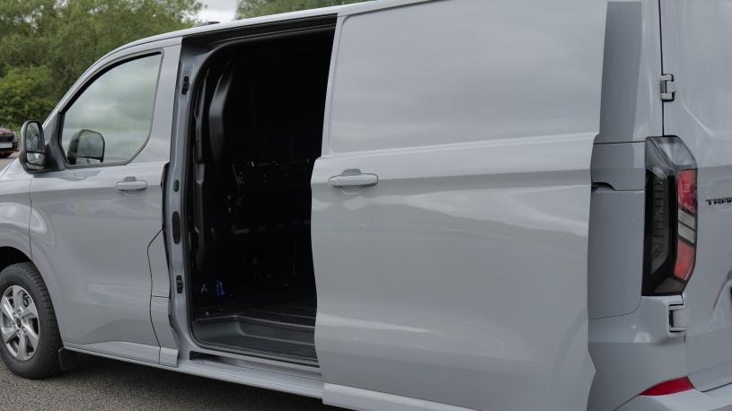 3428733 2.5 PHEV 227ps H1 Van Trend Auto