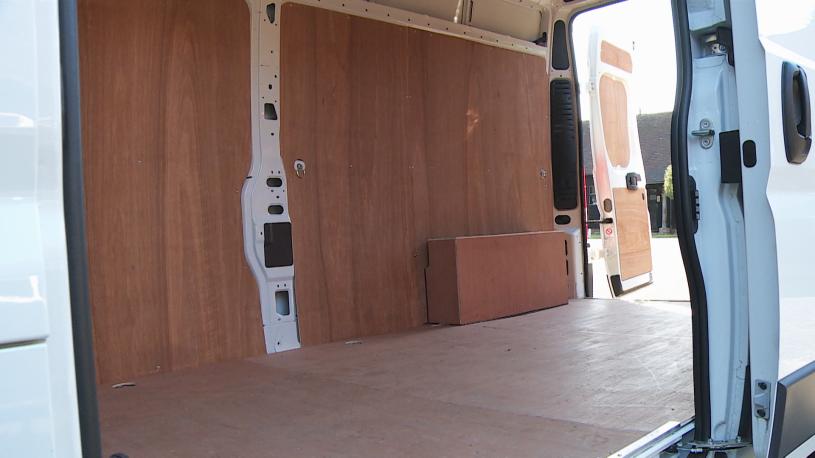 3432206 200kW 110kWh H2 Window Van Professional Auto
