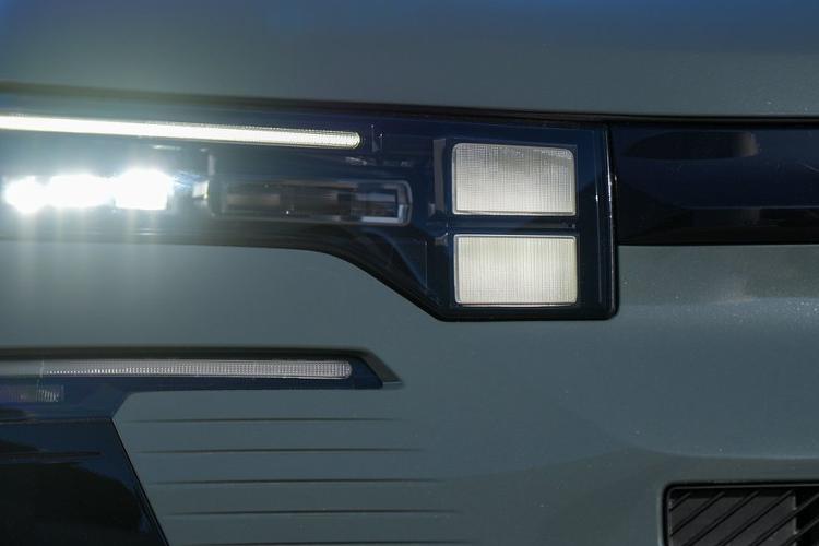 3449153 1.2 Hybrid 145 Plus 5dr Auto